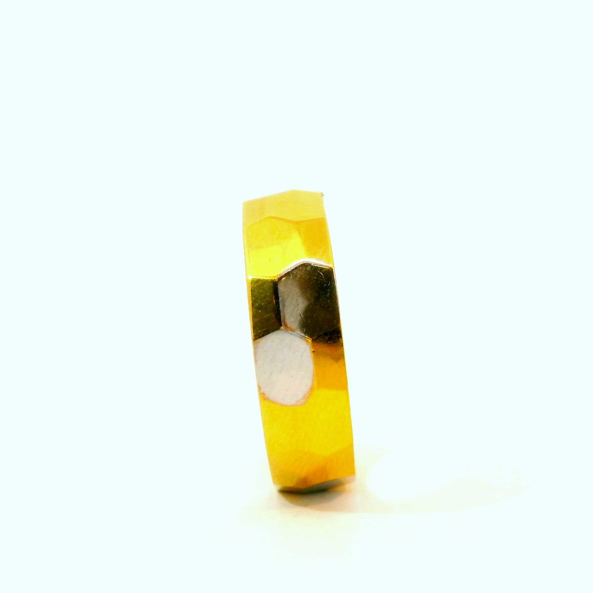Faceted Harmony: Dual-Tone Gold Band