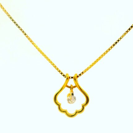 Royal Grace – Scallop Frame Gold Necklace with Solitaire Drop