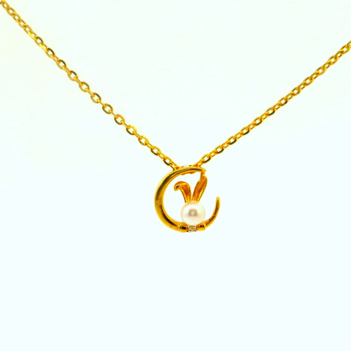 Golden Bloom – Elegant Petal-Inspired Diamond Pendant Necklace